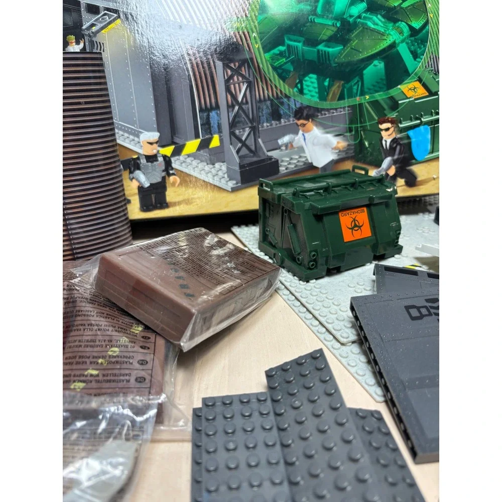 Mega Bloks Alien Agency Hangar 18 5621 & DNA Lab 5631 Mixed Lot 2002 Incomplete